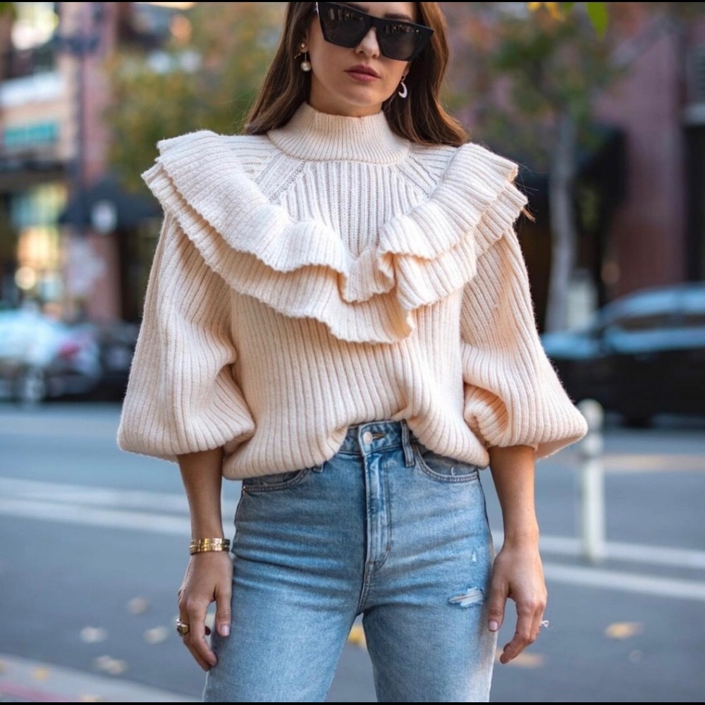 !!BNWT!! Blogger Fave FLOUNCED SWEATER ❤️